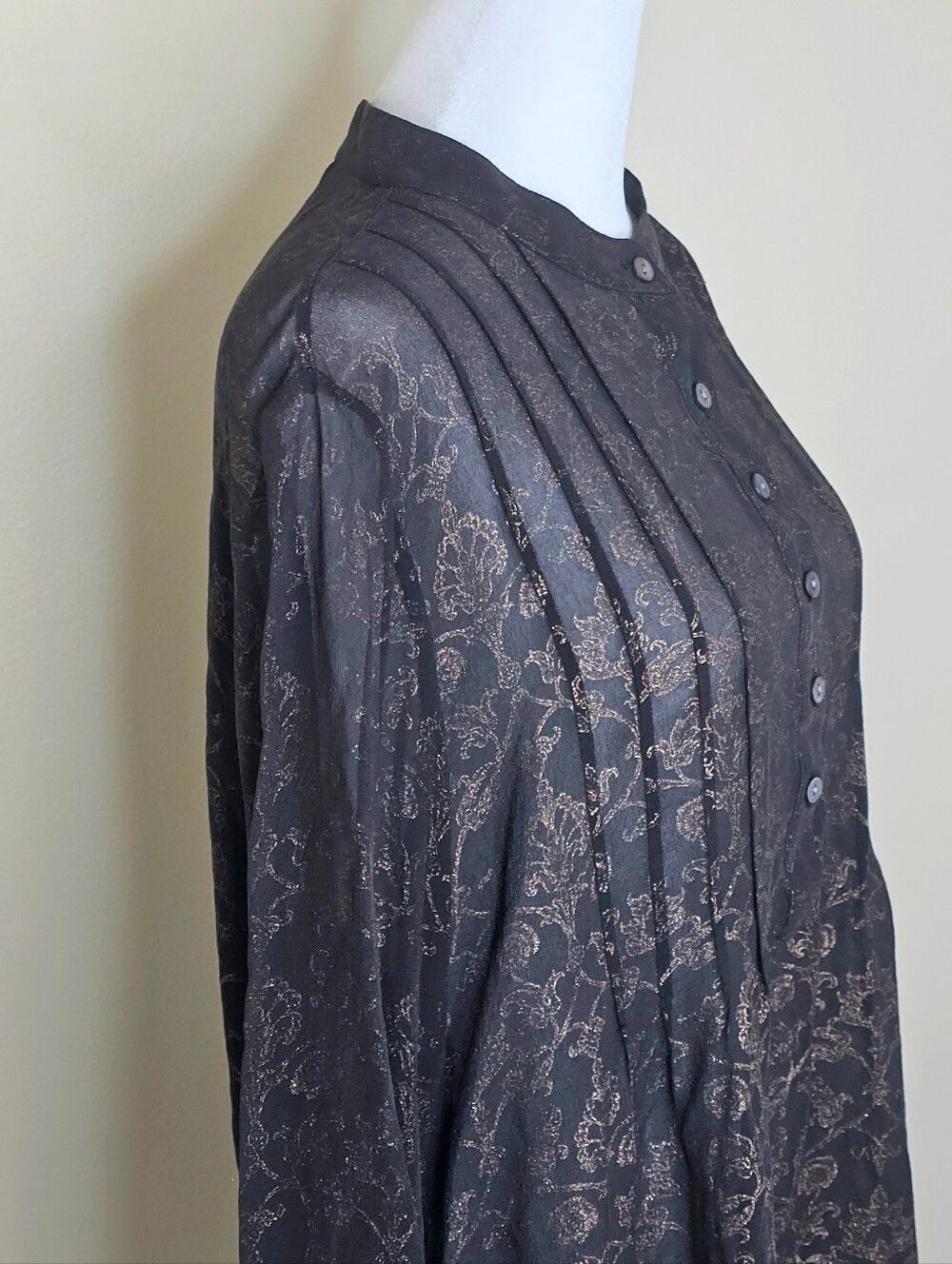 CHICO'S 100% Silk Sheer Foil Floral Blouse Mandarin Collar Pintuck Size 3 - Picture 6 of 13